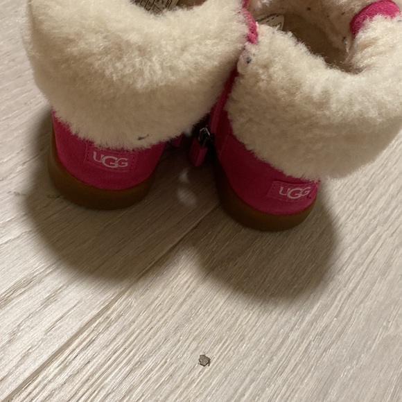 UGG - Picture 2 of 3